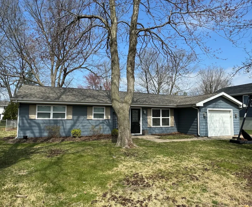 vinyl siding restoring old home's exterior in the Springfield IL area